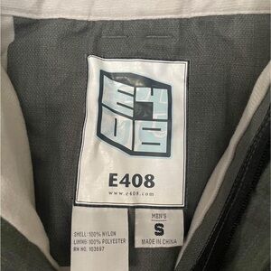 Snowboard pants, size small. Never worn. Brand new. 
E408